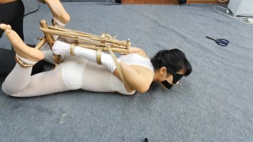 【HD飞天原创】云儿五花紧缚驷马热身，觉的不够刺激、来个超级刺激的，K9架紧固脚底滴腊，强行带上防毒面具连接到负压瓶上，惨遭拍打、TK，痛苦难忍，无法形容......