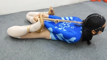 【HD飞天原创】白丝泳衣一字铐，黑丝开档刑架紧固，上有假丁丁堵嘴，下插肛拴，两手后提到极限，七层黑白丝罩头，气喘息息，疼痛难忍，GC失禁一爽到底......