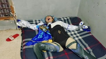 【TiedIndonesia】Cos Genshin Impact 系列《不为尤拉报仇》 劳累工作后，尤拉被土匪绑架。 尤拉被带到老房子接受训练。 性感的腿袜和床上的 x 位置领带。