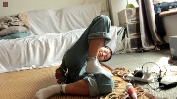 【绳之韵】小软，白袜美足、牛仔裤镣铐游戏第二集：镣铐驷马，亵玩丰胸羞耻挑逗，驷马反铐找钥匙，自救解拷测试