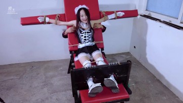 【樱束原创】《犯错的小女仆》订拍转公映！性感的小女仆帮主人打扫卫生把水打泼了被主人绑在老虎登上惩罚！疯狂的TK她的全身一个地方都不放过！小女仆笑得都快喘不过气来了