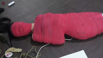 【绳之韵】给大家伙抓一条红色锦鲤美人鱼过大年 ，乖巧小绳 奴、红色三点式情趣装，原味堵嘴，塞入+外用，内外夹击，大红绷带全包TJ，全程GC不断、呜咽与挣扎