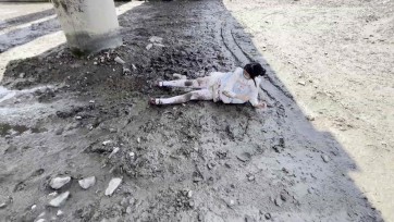 【小瓶子】甜系lolita臭水沟玩脏泥+衬衣白丝泥地打滚